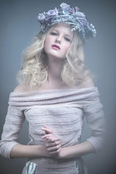 러시아 스타일에서 드레스에서 그녀의 머리에 꽃을 가진 소녀. 안개 효과. — 스톡 사진