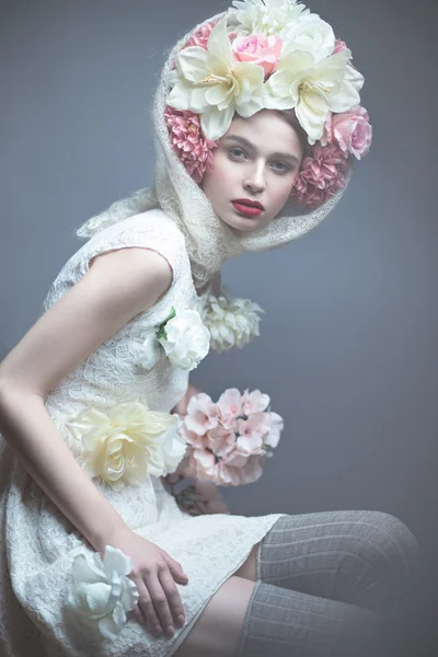 Mädchen mit Blumen auf dem Kopf in einem Kleid im russischen Stil. Nebeleffekt. — Stockfoto