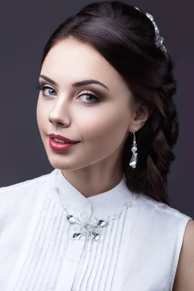 Retrato de uma mulher bonita em um vestido de noiva à imagem da noiva. Cara de beleza — Fotografia de Stock