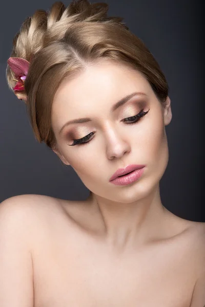 Retrato de una hermosa mujer en la imagen de la novia con flores en el pelo . — Foto de Stock