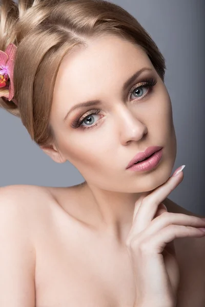 Portrait of a beautiful woman in the image of the bride with flowers in her hair. — Stock Photo, Image