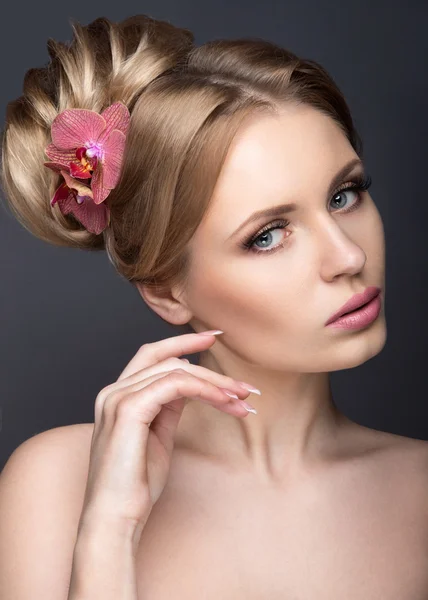 Portret pięknej kobiety w wizerunku panny młodej z kwiatami we włosach. — Zdjęcie stockowe