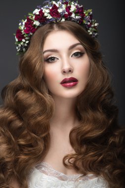 Saçında çiçekler ile güzel kız bir gelin görüntü. Güzellik yüz. Düğün görüntü