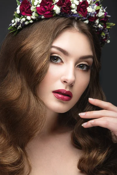 Hermosa chica en la imagen de una novia con flores en el pelo. Cara de belleza. Imagen de boda —  Fotos de Stock