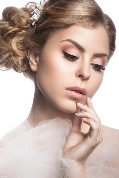 Portrait of a beautiful woman in a wedding dress in the image of the bride. — Stock Photo, Image