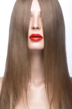Mükemmel düz saç ve kırmızı dudaklar ile güzel kız. Güzellik.