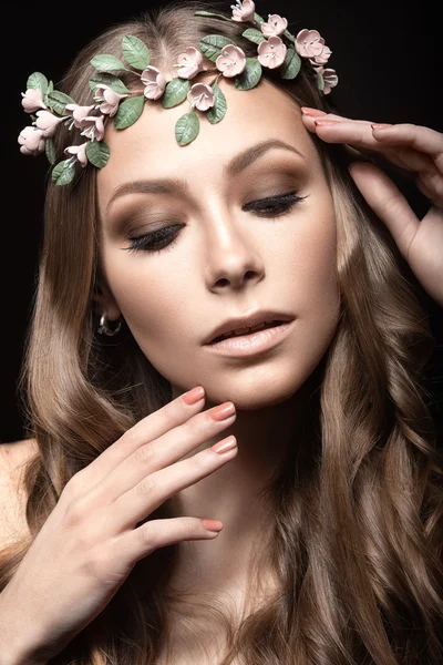 Schöne Mädchen im Bild einer Braut mit Blumen im Haar. Schönheit Gesicht. Hochzeitsbild — Stockfoto