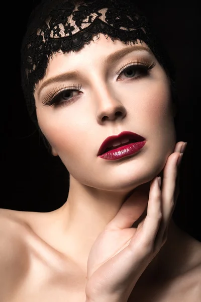 Beautiful dark-haired girl with long eyelashes, red lips and lace on her head. Beauty face. — Stock Photo, Image