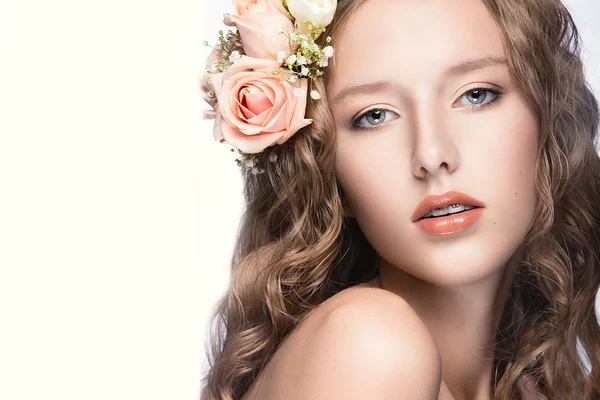 Piękna dziewczyna z kwiatami w jej włosy i różowy makijaż. Wiosną obrazu. Piękna twarz. — Zdjęcie stockowe