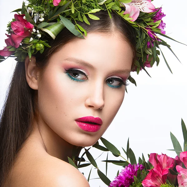 Schöne Mädchen mit vielen Blumen im Haar und leuchtend rosa Make-up. Frühlingsbild. Schönheit Gesicht. — Stockfoto