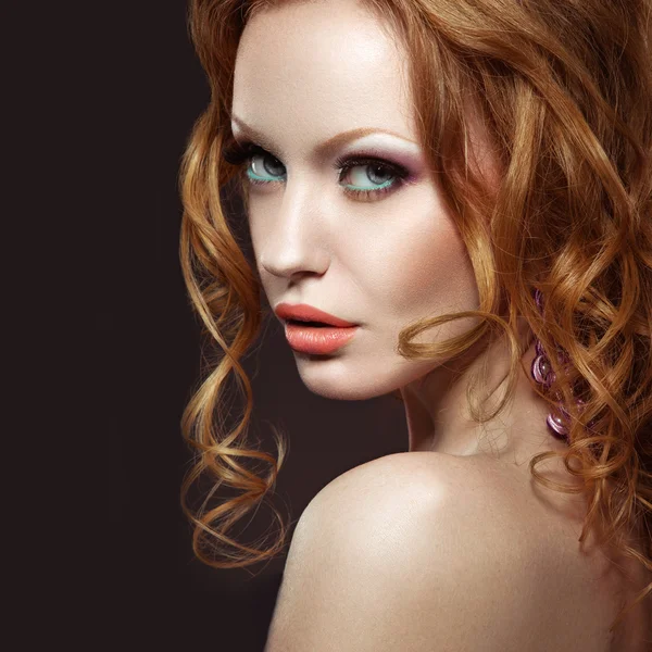 Piękna rudowłosa dziewczyna jasny makijaż i loki. — Zdjęcie stockowe