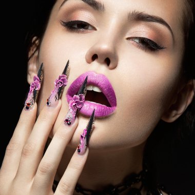 Uzun tırnaklar ve şehvetli dudakları ile güzel kız. Güzellik.