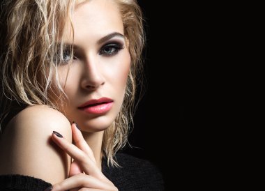 Güzel sarışın kız ıslak saçlı, koyu makyaj ve soluk dudaklar. Güzellik.