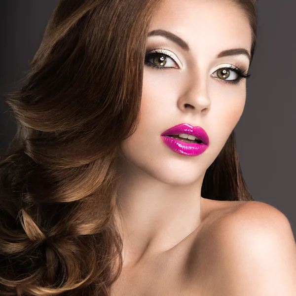 Hermosa mujer con maquillaje de noche, labios rosados y rizos. Cara de belleza . —  Fotos de Stock