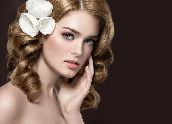 Retrato de uma menina bonita com flores brancas em seu cabelo. Cara de beleza . — Fotografia de Stock