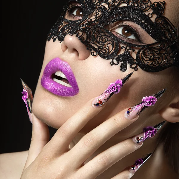 Mooi meisje met lange nagels en sensuele lippen. Schoonheid gezicht. — Stockfoto