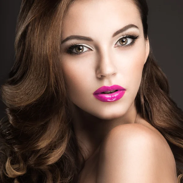 Schöne Frau mit Abend-Make-up, rosa Lippen und Locken. Schönheit Gesicht. — Stockfoto