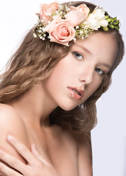 Menina bonita com flores em seu cabelo e maquiagem rosa. Imagem de primavera. Cara de beleza . — Fotografia de Stock