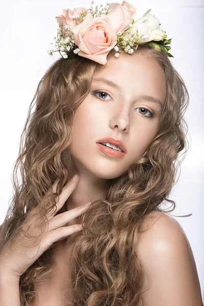 Hermosa chica con flores en el pelo y maquillaje rosa. Imagen de primavera. Cara de belleza . — Foto de Stock