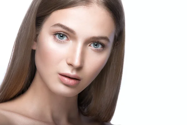 Hermosa joven con un maquillaje natural ligero. Cara de belleza . — Foto de Stock