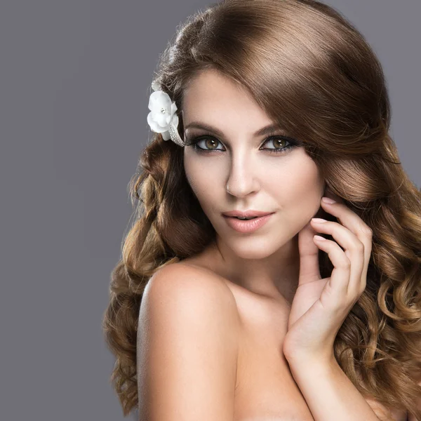 Retrato de una hermosa mujer en la imagen de la novia con flores en el pelo. Cara de belleza —  Fotos de Stock