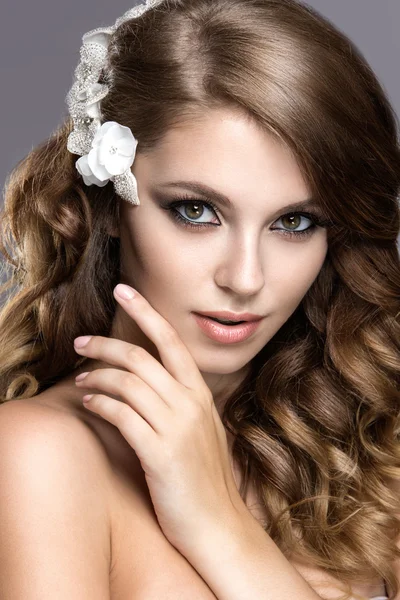 Retrato de una hermosa mujer en la imagen de la novia con flores en el pelo. Cara de belleza —  Fotos de Stock