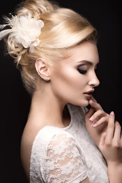 Porträt einer schönen Frau im Bild der Braut mit Blumen im Haar. — Stockfoto