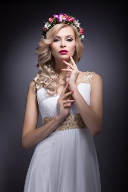 Saçında çiçekler ile güzel sarışın kız bir gelin görüntü. Güzellik