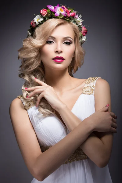 Belle fille blonde à l'image d'une mariée avec des fleurs dans les cheveux. Beauté visage — Photo