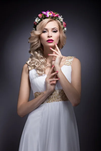 Gyönyörű szőke lány a képen egy menyasszony, virágokkal a hajában. Szépség arc — Stock Fotó