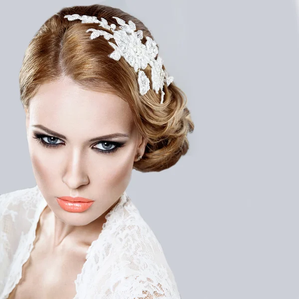 Retrato de uma mulher bonita à imagem da noiva com flores no cabelo. Cara de beleza — Fotografia de Stock