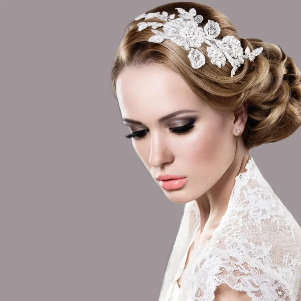 Ritratto di bella donna a immagine della sposa con fiori tra i capelli. Bellezza viso — Foto Stock