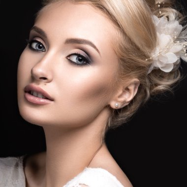 Saçında çiçekler ile resimdeki gelinin güzel bir kadın portresi. Güzellik