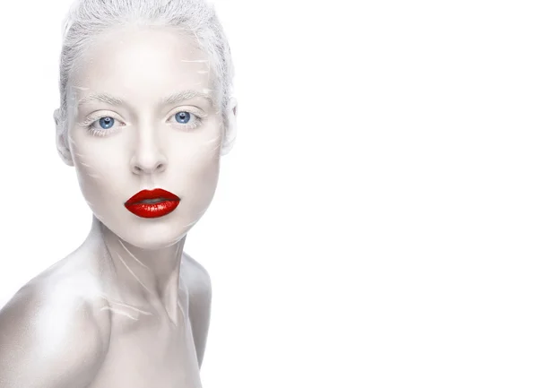 Hermosa chica en la imagen de albino con labios rojos y ojos blancos. Arte belleza cara . —  Fotos de Stock