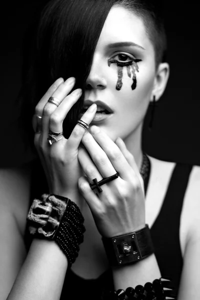 Chica con la cabeza afeitada en estilo gótico arte con pintura negra en su cara y accesorios góticos . — Foto de Stock