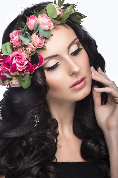 Porträt eines schönen Mädchens mit sanftem Make-up und vielen Blumen im Haar. Frühlingsbild. Schönheit Gesicht. — Stockfoto