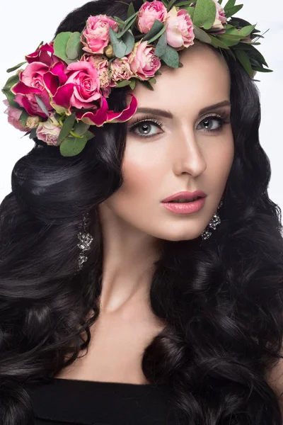 Portréja egy gyönyörű lány, egy gyengéd smink és sok-sok virág a hajában. Tavaszi kép. Szépség arc. — Stock Fotó