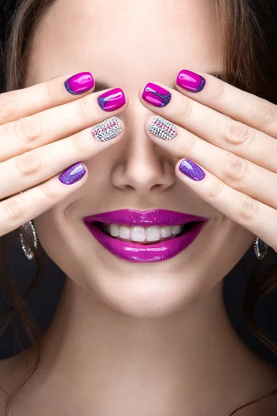 Hermosa chica con un maquillaje de noche brillante y manicura púrpura con pedrería. Diseño de uñas. Cara de belleza . — Foto de Stock