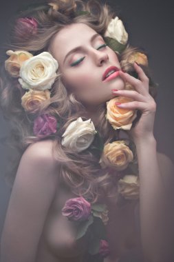 Nazik bir pembe makyaj ve saçında çiçekler çok güzel bir kız portresi. Bahar görüntü. Güzellik.