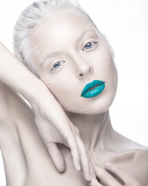Schöne Mädchen im Bild von Albino mit blauen Lippen und weißen Augen. Kunst Schönheit Gesicht. — Stockfoto
