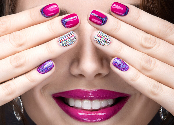 Hermosa chica con un maquillaje de noche brillante y manicura rosa con pedrería. Diseño de uñas. Cara de belleza . — Foto de Stock