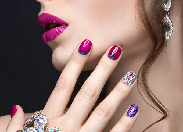 Hermosa chica con un maquillaje de noche brillante y manicura rosa con pedrería. Diseño de uñas. Cara de belleza . — Foto de Stock