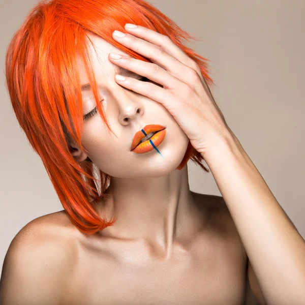 Mooi meisje in een oranje pruik cosplay stijl met heldere creatieve lippen. Art schoonheid afbeelding — Stockfoto