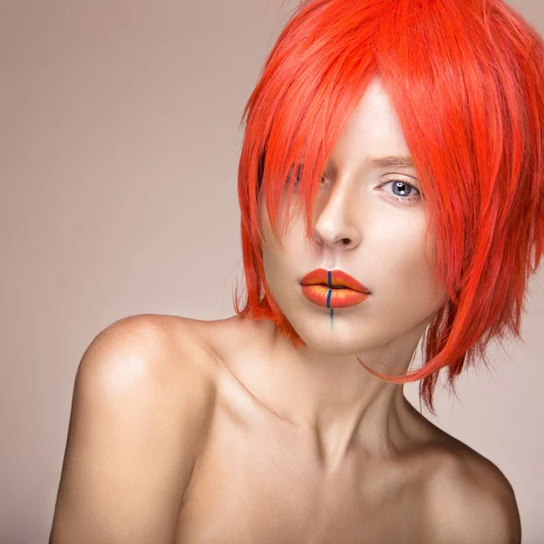 Mooi meisje in een oranje pruik cosplay stijl met heldere creatieve lippen. Art schoonheid afbeelding — Stockfoto