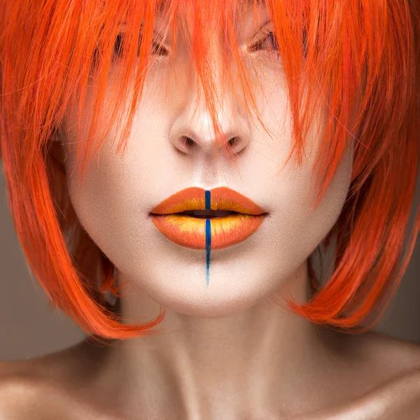 Schöne Mädchen in einer orangefarbenen Perücke Cosplay-Stil mit leuchtenden kreativen Lippen. Kunst Schönheitsbild — Stockfoto
