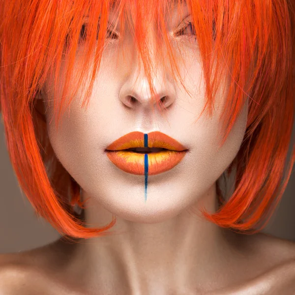 Hermosa chica en un estilo cosplay peluca naranja con brillantes labios creativos. Arte belleza imagen — Foto de Stock