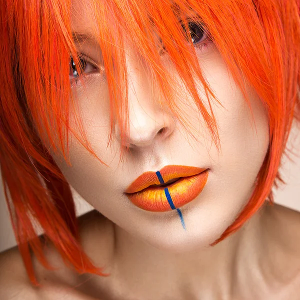 Schöne Mädchen in einer orangefarbenen Perücke Cosplay-Stil mit leuchtenden kreativen Lippen. Kunst Schönheitsbild — Stockfoto