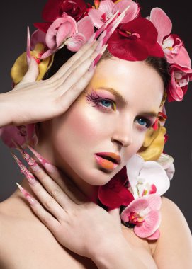 Güzel bir kadınla uzun çivi, mükemmel cilt, saç orkide.