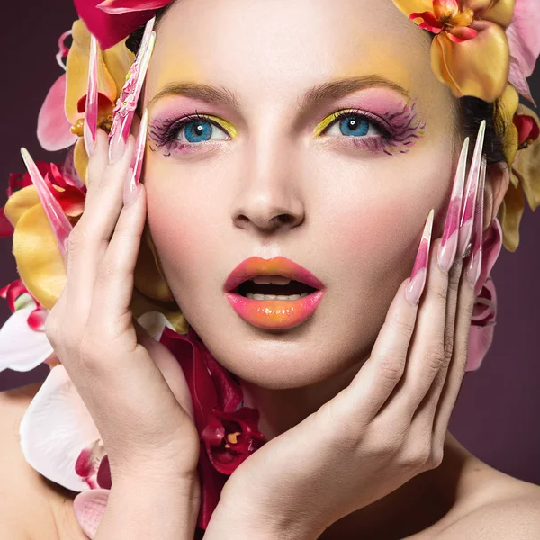 Mulher bonita com unhas longas, pele perfeita, cabelo de orquídeas . — Fotografia de Stock