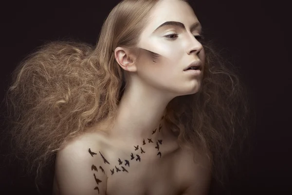 Beautiful girl with a pattern on the body in the form of birds, creative makeup and hairstyle lush. Beauty face. — Stock Photo, Image